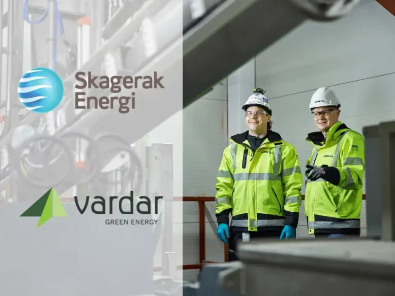 2 personer i arbeidsklær med hjelm med Vardar og Skagerak Energi logo
